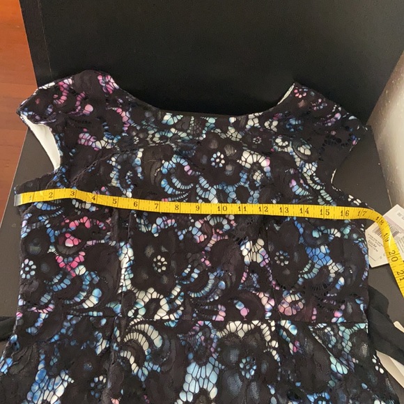 Gorgeous cocktail dress with lace overlay.  SZ 6P - Picture 8 of 8